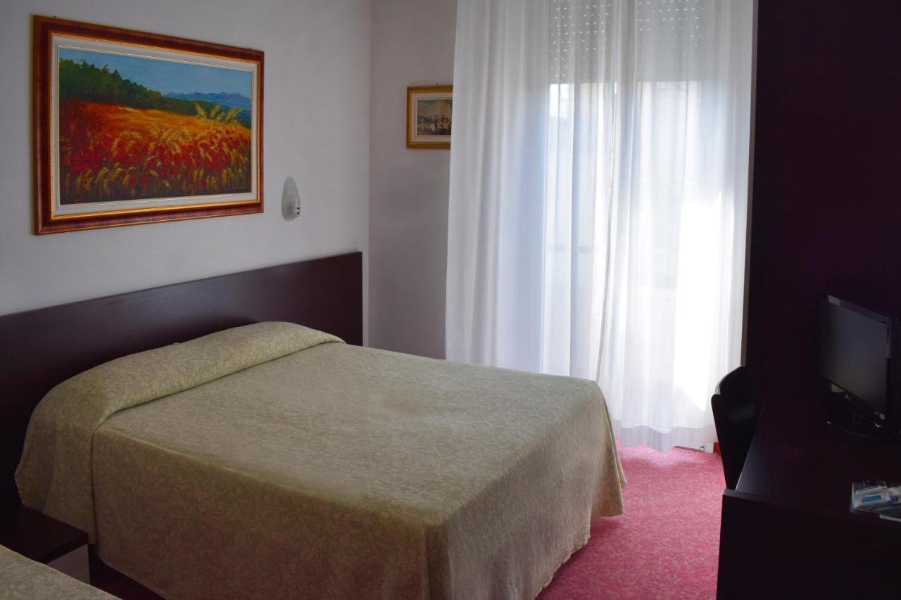 Hotel Igea Spiaggia เบลลาเรีย-อีเจอา มารีนา ภายนอก รูปภาพ