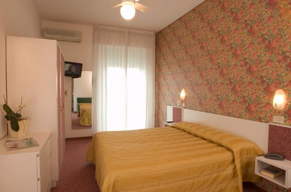 Hotel Igea Spiaggia เบลลาเรีย-อีเจอา มารีนา ภายนอก รูปภาพ