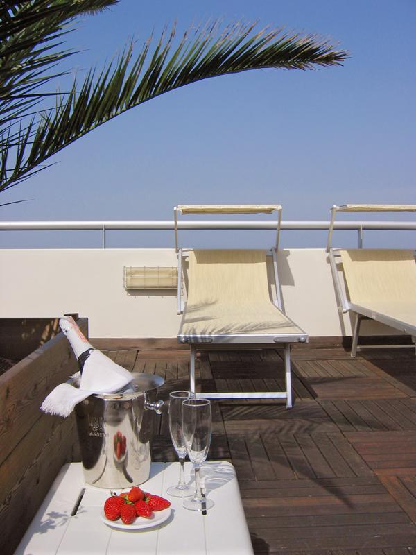Hotel Igea Spiaggia เบลลาเรีย-อีเจอา มารีนา ภายนอก รูปภาพ